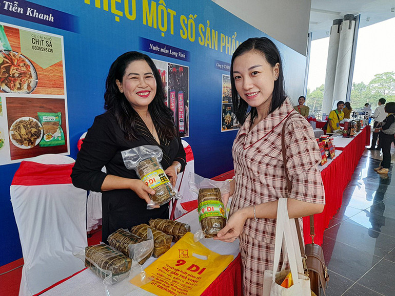 Chủ cơ sở bánh tét 9 Di, xã Phước Hảo, huyện Châu Thành, tỉnh Trà Vinh giới thiệu với người tiêu dùng sản phẩm OCOP đạt hạng 3 sao.