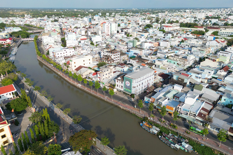 Kênh Sông Kiên đoạn chảy qua trước đền thờ (thường gọi là đình) Anh hùng dân tộc Nguyễn Trung Trực, ngôi đền là nơi người dân và du khách thường xuyên tham quan mỗi khi có dịp đến Rạch Giá sau khi thăm tượng đài