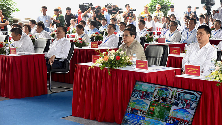 Thủ tướng Phạm Minh Chính và các đại biểu dự lễ khởi công. (Ảnh: TRẦN HẢI)