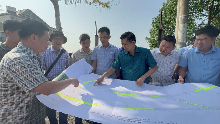 Ban Thường vụ Thành ủy Bà Rịa kiểm tra thực địa giải phóng mặt bằng đường cao tốc Biên Hòa - Vũng tàu.