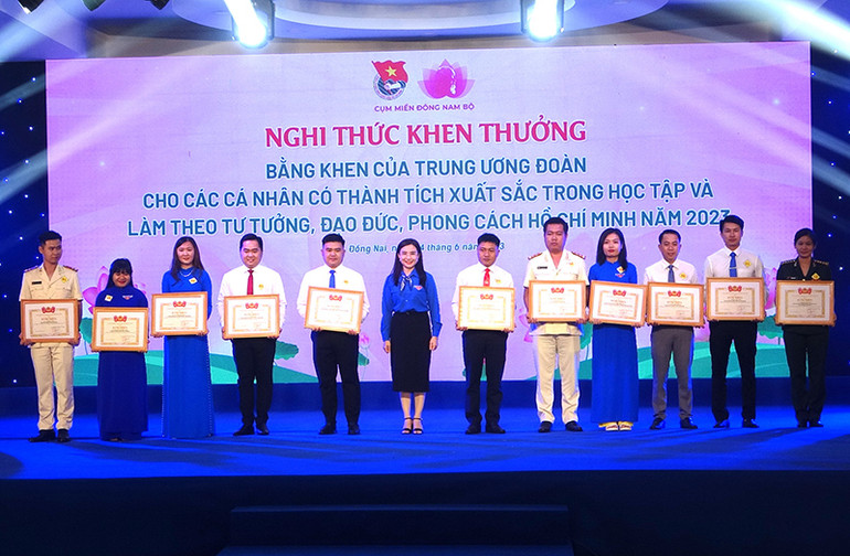 Bí thư Trung ương Đoàn Nguyễn Phạm Duy Trang đã trao tặng Bằng khen cho cá nhân tiêu biểu.