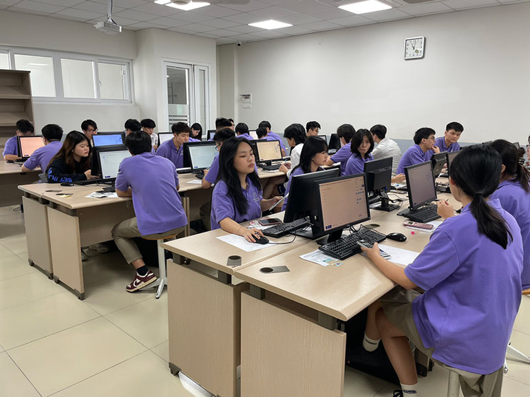 Học sinh thực hiện kỳ thi thí điểm trên máy tính.