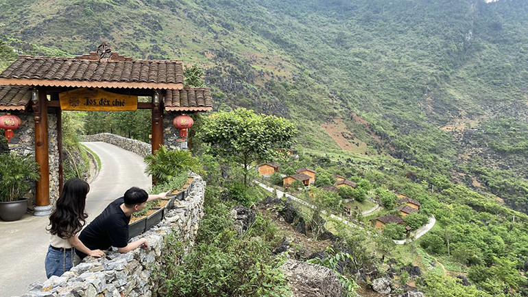 Bảo tồn, phát huy các giá trị văn hóa để phát triển du lịch. (Trong ảnh: Kiến trúc truyền thống của người H’Mông tại Khu nghỉ dưỡng H’Mông Village, huyện Quản Bạ)