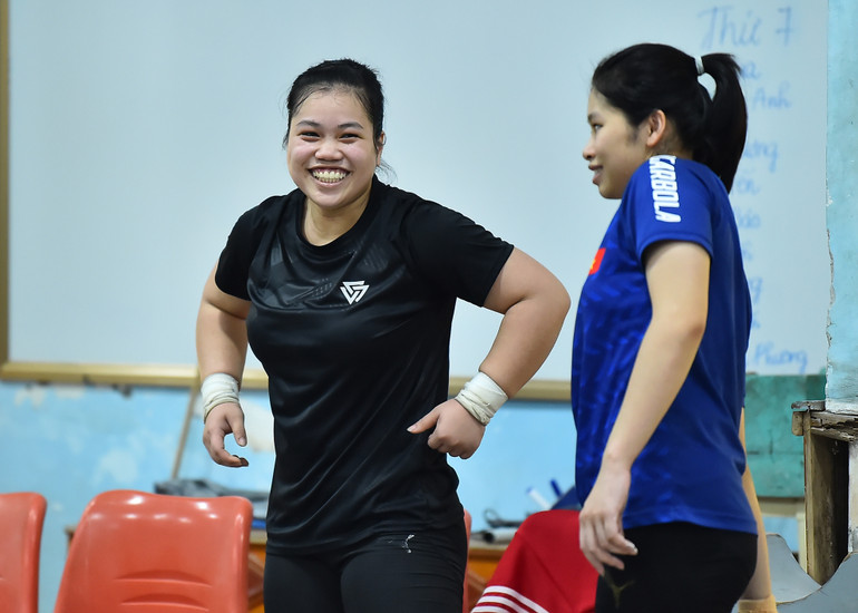 Mặc dù các bài tập đều rất nặng nhưng các vận động viên vẫn giữ cho mình được sự vui vẻ, tự tin, thoải mái trước khi thực hiện động tác của ban huấn luyện đề ra.