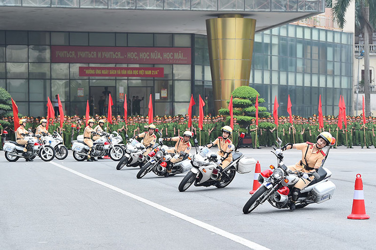 Tiếp sau đó là màn trình diễn mô-tô của các thành viên Câu lạc bộ Mô-tô tuần tra phân khối lớn.