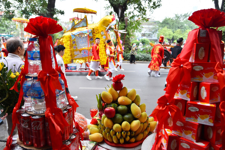 Hai bên đường, các tổ dân phố của phường Láng Thượng tổ chức các điểm dâng lễ, cầu may mắn, bình an.
