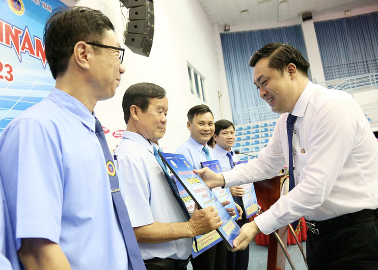 Trưởng Ban tổ chức giải Cao Văn Chóng trao quà lưu niệm cho đại diện các đoàn tham dự giải.