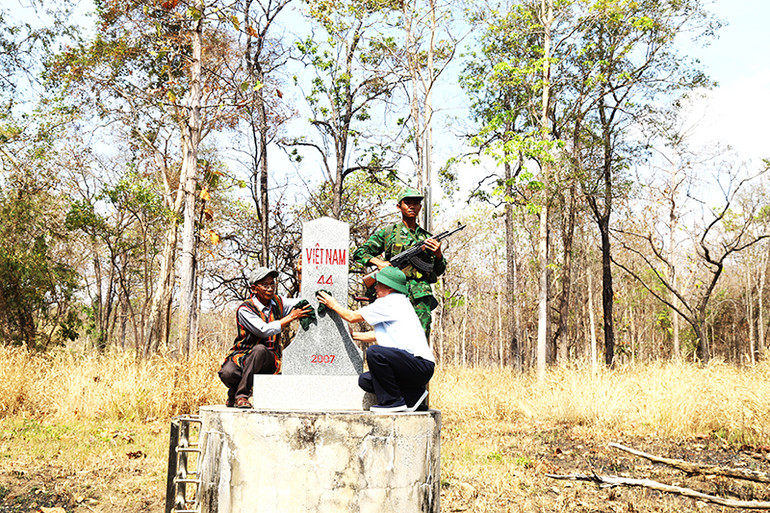 Lãnh đạo Đảng ủy xã Krông Na, huyện Buôn Đôn và già làng Y Mốc Hra 65 tuổi ở buôn Đrăng Phốk lau chùi vệ sinh cột mốc chủ quyền biên giới quốc gia. Lãnh đạo Đảng ủy xã Krông Na, huyện Buôn Đôn và già làng Y Mốc Hra 65 tuổi ở buôn Đrăng Phốk lau chùi vệ sinh cột mốc chủ quyền biên giới quốc gia.