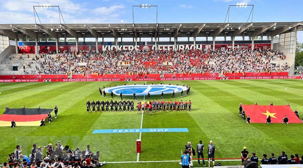 Hai đội ra sân làm lễ chào cờ chuẩn cho trận đấu giao hữu. (Ảnh: Mạnh Hùng/TTXVN)