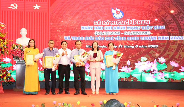 Ban tổ chức trao giải cho các tác giả, nhóm tác giả có tác phẩm xuất sắc, đoạt Giải báo chí tỉnh Ninh Thuận lần thứ 16 năm 2023.