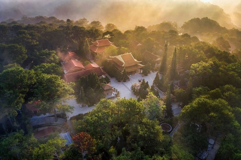 Thiền viện Trúc Lâm - công trình kiến trúc độc đáo bên cạnh hồ Tuyền Lâm. (Ảnh: Booking.com)