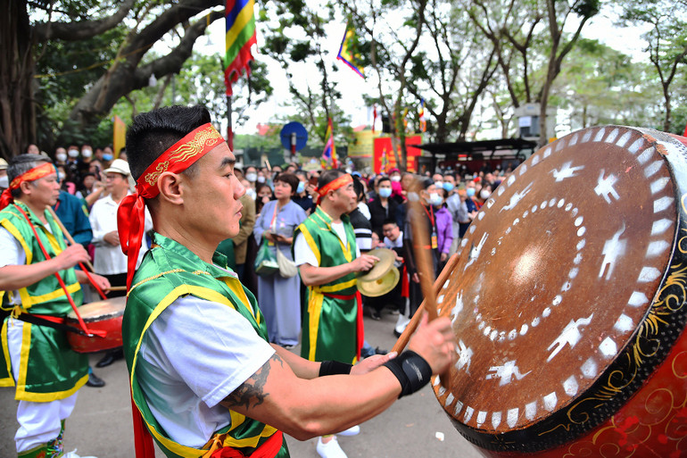 Những tiếng trống, chiêng rộn ràng mang tới bầu không khí sôi động và náo nhiệt cho lễ hội chùa Láng.