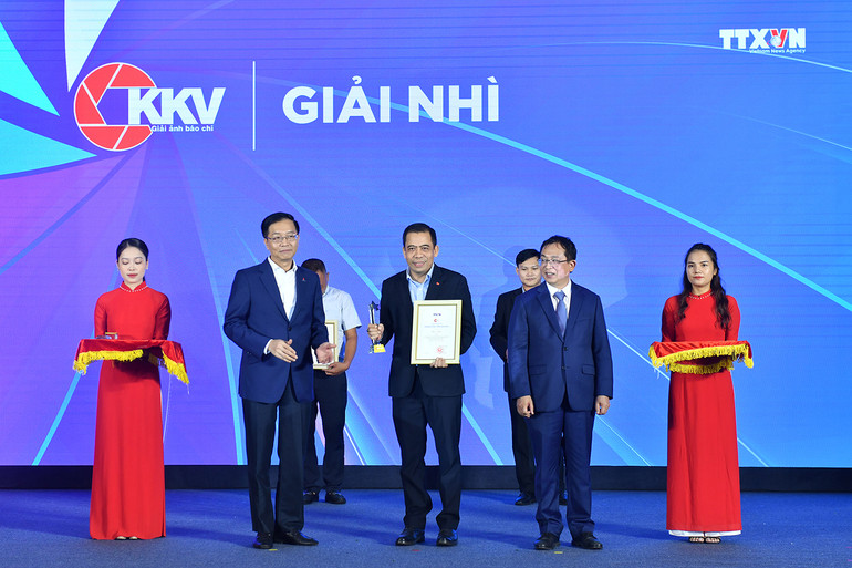 Phóng viên ảnh Trần Thanh Hải nhận Giải Nhì với tác phẩm ảnh bộ "Thủ tướng Phạm Minh Chính và Thủ tướng Luxembourg tham quan Văn Miếu – Quốc Tử Giám và Bảo tàng Mỹ thuật Việt Nam”.