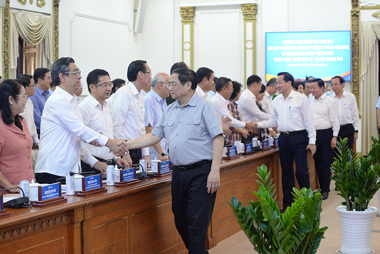 Thủ tướng Phạm Minh Chính bắt tay các đại biểu Thành phố Hồ Chí Minh tham dự cuộc làm việc.