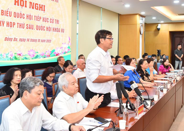Tại buổi tiếp xúc, các cử tri đã trình bày, đề cập đến nhiều vấn đề nóng được xã hội quan tâm tới trong thời gian vừa qua tới các đại biểu Quốc hội.