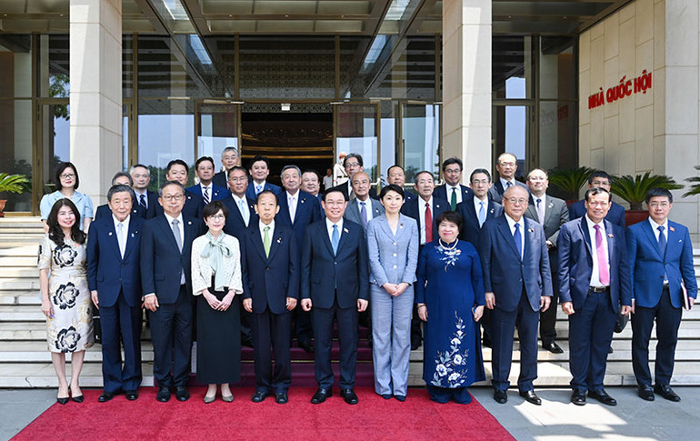 Chủ tịch Quốc hội Vương Đình Huệ và Chủ tịch Liên minh Nghị sĩ hữu nghị Nhật-Việt Nikai Toshihiro chụp ảnh lưu niệm với đại biểu hai nước.