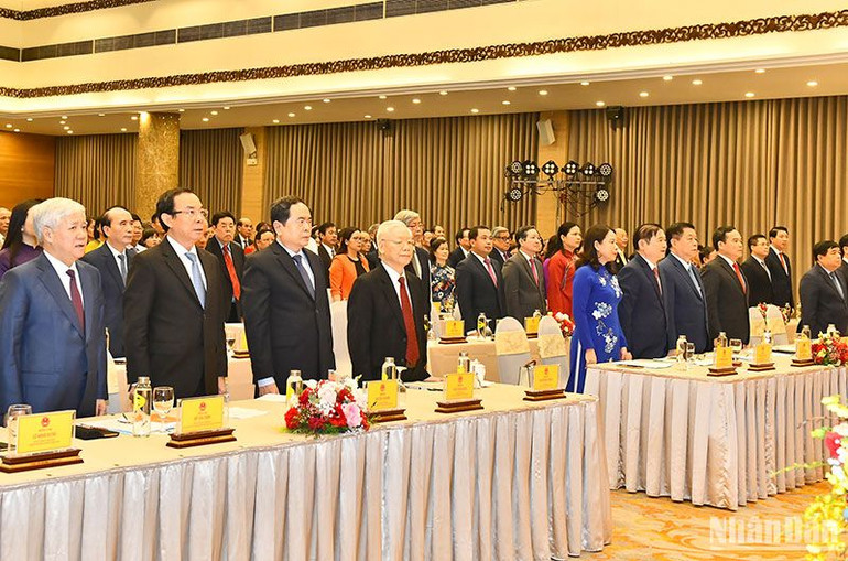 Các đồng chí Lãnh đạo Đảng, Nhà nước và các đại biểu thực hiện nghi thức chào cờ. (Ảnh: ĐĂNG KHOA)