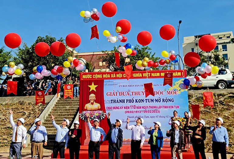 Các đại biểu thả 11 chùm bóng bay lên bầu trời, chúc mừng tỉnh Kon Tum 110 năm tuổi.