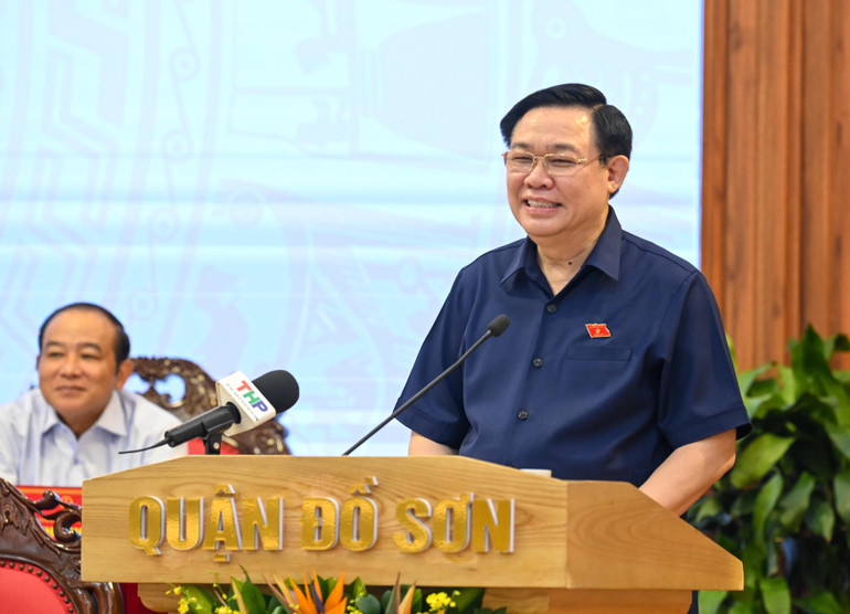 Chủ tịch Quốc hội Vương Đình Huệ phát biểu trao đổi, tiếp thu ý kiến, kiến nghị của cử tri.