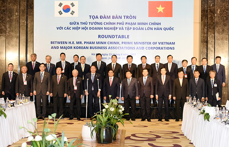 Thủ tướng Phạm Minh Chính với các doanh nghiệp Hàn Quốc. (Ảnh: TRẦN HẢI)