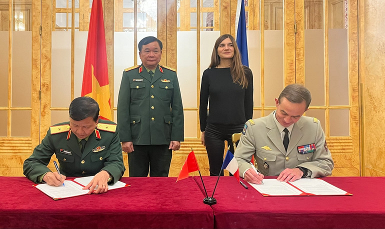 Thượng tướng Hoàng Xuân Chiến, Thứ trưởng Quốc phòng chứng kiến lễ ký kết Biên bản Đối thoại chiến lược và hợp tác quốc phòng Việt Nam-Pháp lần thứ 3. (Ảnh: Minh Duy)
