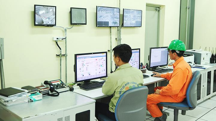 Vận hành nhà máy điện rác Nam Sơn. Ảnh: NAM NGUYỄN