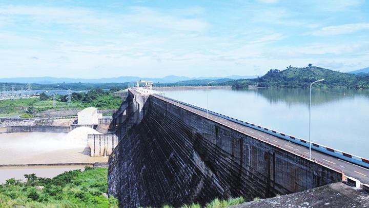 Đập hồ thủy điện Sê San 4 thuộc hai tỉnh Gia Lai và Kon Tum.