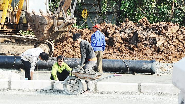 Việc thúc đẩy giải ngân vốn đầu tư công phụ thuộc rất lớn vào phía địa phương. Ảnh: HẢI ANH