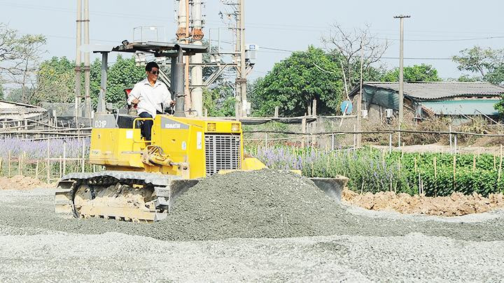 Thi công dự án xây dựng đường Tây Thăng Long đoạn Văn Tiến Dũng - Phạm Văn Đồng. Ảnh: HẢI ANH