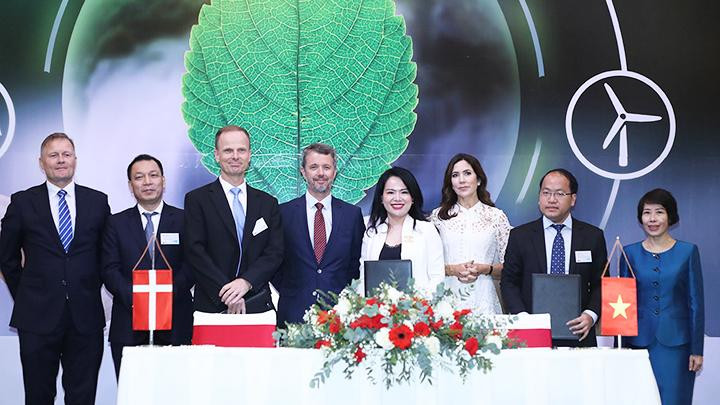 Đại diện Liên danh T&T Group - Orsted và NIC ký và trao biên bản ghi nhớ thỏa thuận hợp tác. Đại diện Liên danh T&T Group - Orsted và NIC ký và trao biên bản ghi nhớ thỏa thuận hợp tác.