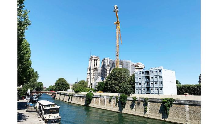 Toàn cảnh bên ngoài nhà thờ đang sửa chữa. Ảnh: AFP