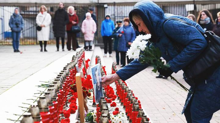 Người dân Nga đặt hoa tưởng nhớ các nạn nhân trong thảm kịch khủng bố. Ảnh: ITAR-TASS