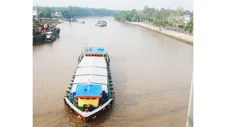 Thuyền vận tải đi trên dòng kênh Chợ Gạo. Ảnh: KIM THOA
