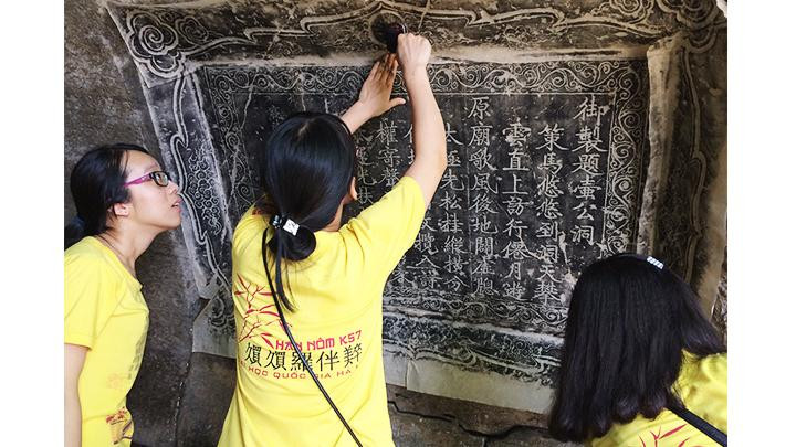 Sinh viên ngành Hán Nôm dập bia tại động Hồ Công, Vĩnh Lộc, Thanh Hóa năm 2015.