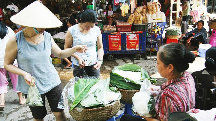 Công tác giám sát vệ sinh, an toàn thực phẩm tại các chợ tự phát chưa được quan tâm đúng mức. Ảnh: KHIẾU MINH