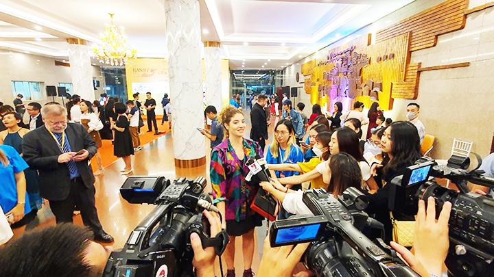 Đại diện đoàn làm phim “Paloma” (Brazil) trả lời báo chí sau khi đoạt giải Phim dài xuất sắc nhất.