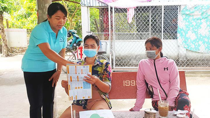 Vận động người dân tham gia bảo hiểm xã hội tự nguyện. Ảnh: TTXVN