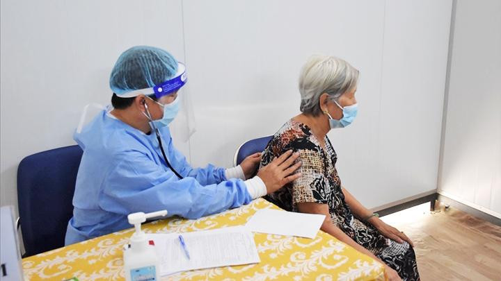 Tham gia bảo hiểm xã hội sẽ được lo khám, chữa bệnh bảo hiểm y tế khi về già. Ảnh: TTXVN