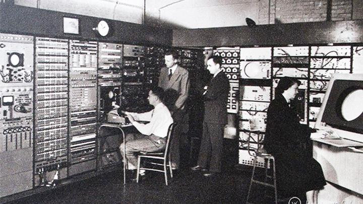 Mỹ lần đầu truyền dữ liệu giữa hai máy tính trong khuôn khổ dự án Arpanet. Ảnh: TADVISER
