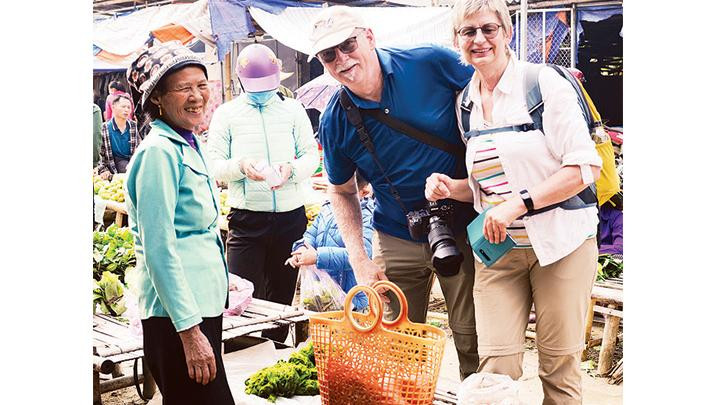 Khách nước ngoài thích thú khi thăm chợ.