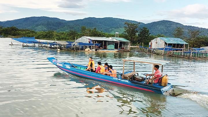 Khách du lịch tham quan làng bè xã biên giới Ia Tơi.