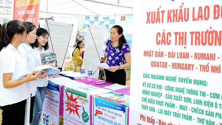 Các doanh nghiệp tuyển dụng xuất khẩu lao động tại các xã thuộc ATK Yên Sơn (Tuyên Quang). Ảnh: TTXVN
