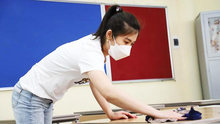 Vệ sinh môi trường lớp học.