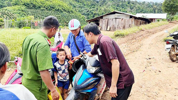 Đưa các cháu nhỏ đến tiêm vaccine.