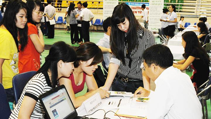 Doanh nghiệp tư vấn cho người lao động tại buổi tuyển dụng. Ảnh: HẢI NAM