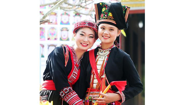 Thiếu nữ Dao đỏ (Yên Bái) tại Ngày hội. Thiếu nữ Dao đỏ (Yên Bái) tại Ngày hội.