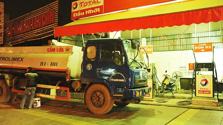 Một cây xăng đang nhập hàng. Ảnh: BẮC SƠN