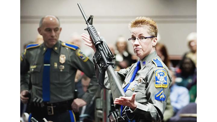 Cảnh sát đưa ra bằng chứng về vũ khí được sử dụng trong vụ thảm sát tại Sandy Hook. Ảnh: THE WASHINTON POST