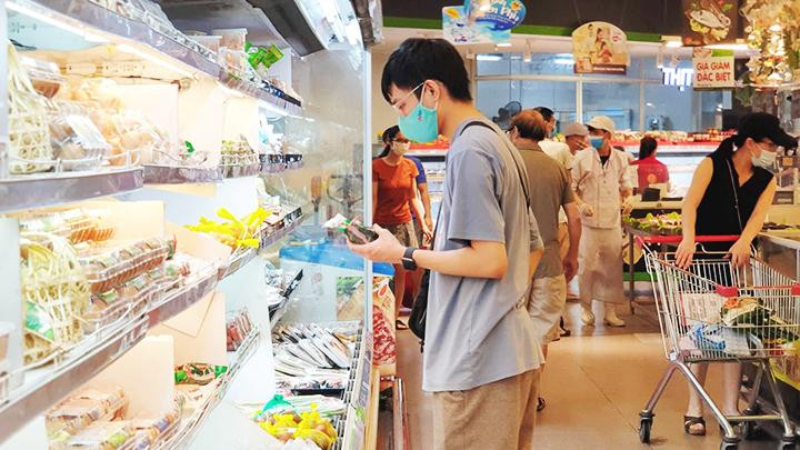 Cuộc sống của người lao động gặp nhiều khó khăn khi giá cả hàng hóa tăng cao. Ảnh: NGUYỆT ANH