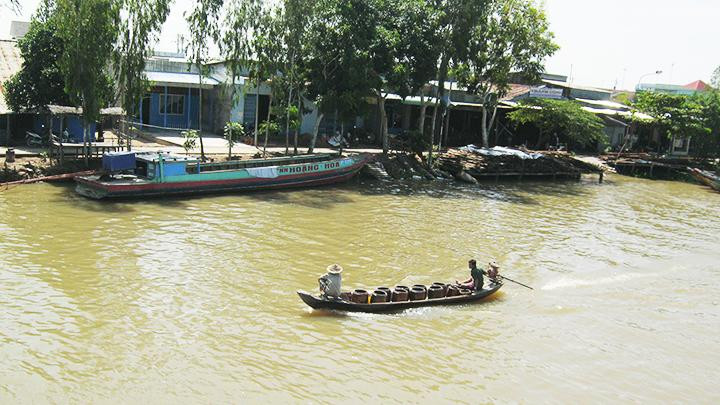 Xuồng chở lu trên dòng Sa Đéc.